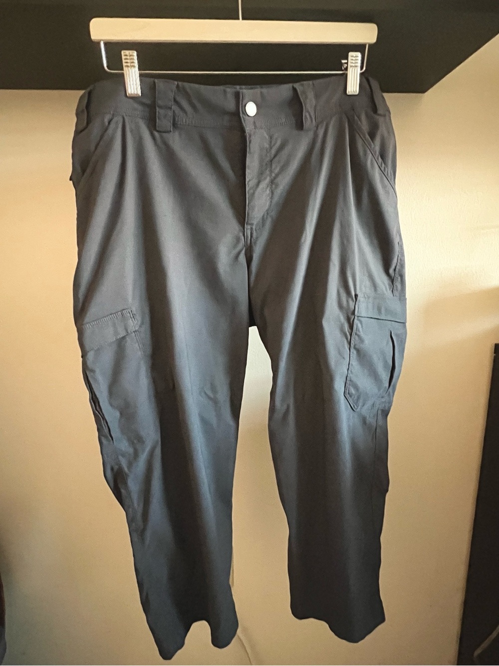 Duluth Trading, women’s Dry on the Fly Capris, cargo pockets, Lead (grey), sz 18